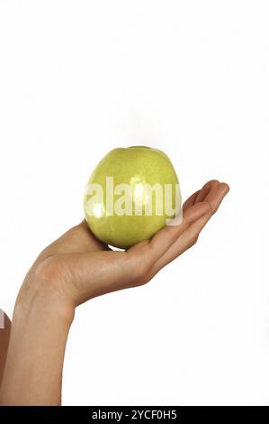 Frau, die grünen Apfel in der Hand hält Stockfoto