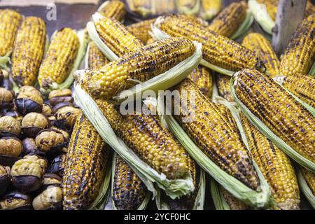 07-12-2022 Istanbul, Turkey. Roasted corn and roasted chestnuts (cooked on an open fire) Istiklal Pedestrian Street Stock Photo