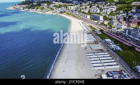 Blick aus der Vogelperspektive auf Le Havre Beach mit weißem Sand und Stadtlandschaft: Der Sommer beginnt in der normandie! Kleine weiße Kabinen für Strandzubehör für Bewohner des c Stockfoto