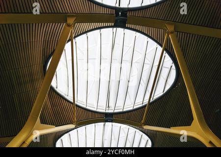MADRID, SPANIEN, 24. August 2023: Architektonische Details der Decken und Oberlichter des Terminals T4 Adolfo Suarez Flughafen Madrid Barajas Stockfoto