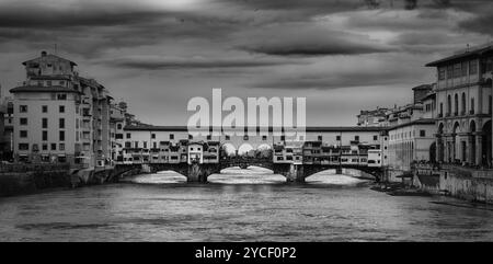 Wunderschönes Schwarzweiß-Foto der Ponte Vecchio, einer mittelalterlichen Steinbogenbrücke über den Fluss Arno, in Florenz, Italien, Europa Stockfoto