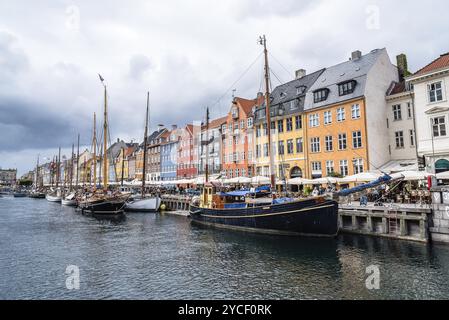 Kopenhagen, Dänemark, 11. August 2016: Nyhavn ein bewölkter Tag. itâ ist ein Hafen-, Kanal- und Unterhaltungsviertel aus dem 17. Jahrhundert in Kopenhagen, gesäumt von Co Stockfoto