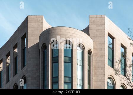 Madrid, Spanien, 24. September 2022: Bürogebäude auf dem Emilio Castelar-Platz in der Castellana Avenue. Stein- und Glasfassade, Europa Stockfoto