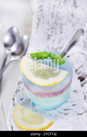 Eiswürfel in verschiedenen Geschmacksrichtungen, hergestellt mit Blattminze und Zitrone Stockfoto