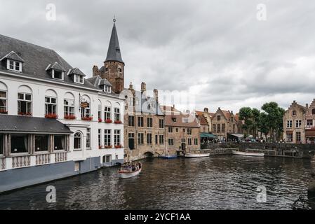 Brügge, Belgien, 29. Juli 2016: Kanalszene in der Stadt Brügge. Das historische Stadtzentrum gehört zum UNESCO-Weltkulturerbe. Es ist bekannt für seine pi Stockfoto