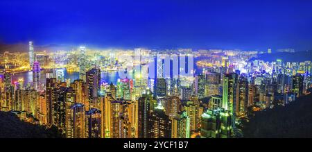 Fantastische Aussicht auf Hongkong vom Peak, Nachtsicht (Stadtlandschaft) oder beleuchtete Wolkenkratzer Stockfoto