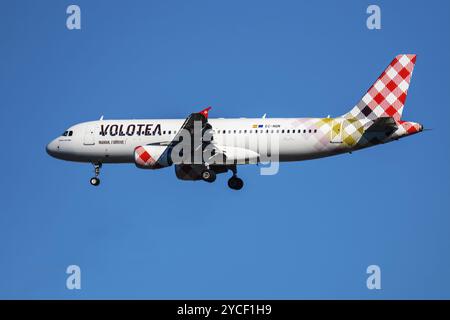Madrid, Spanien, 31. Dezember 2021: Airbus A320 Passagierflugzeuge der Fluggesellschaft Volotea fliegen vor der Landung gegen den klaren blauen Himmel. Der Name von Stockfoto