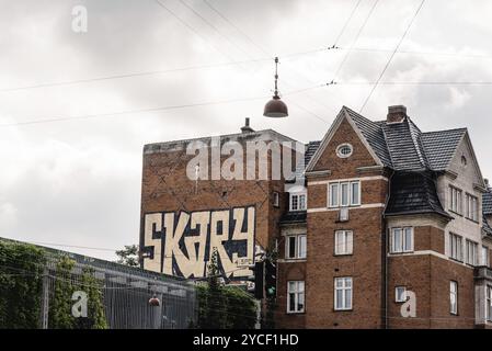 Kopenhagen, Dänemark, 12. August 2016. Flacher Blick auf alte Wohngebäude im historischen Stadtzentrum von Kopenhagen, ein bewölkter Sommer in der Nähe von Sonnen Stockfoto