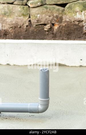 Rohrleitungen zur Entwässerung im Fundament eines im Bau befindlichen Hauses Stockfoto