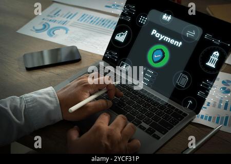Geschäftsmann mit Kreditkarte, um Online-Transaktionen über Mobiltelefon zu bezahlen Digitales Online-Zahlungskonzept Stockfoto