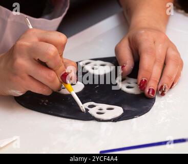 Konditorstunde, Arbeiten an den Figuren von Halloween mit Fondant- oder Zuckerpaste Stockfoto