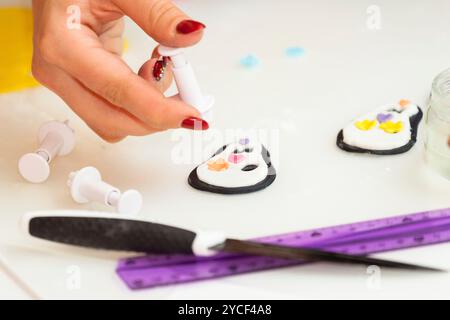 Konditorstunde, Arbeiten an den Figuren von Halloween mit Fondant- oder Zuckerpaste Stockfoto