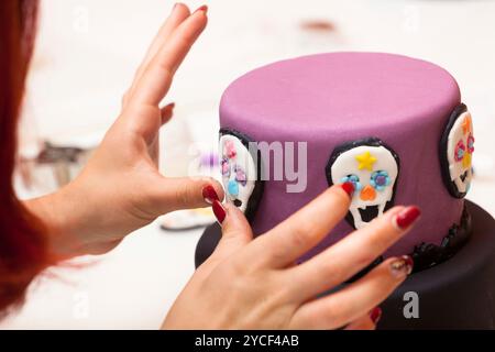 Konditorstunde, Arbeiten an den Figuren von Halloween mit Fondant- oder Zuckerpaste Stockfoto
