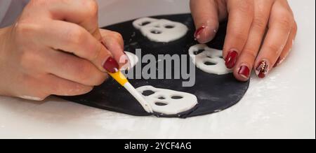 Konditorstunde, Arbeiten an den Figuren von Halloween mit Fondant- oder Zuckerpaste Stockfoto
