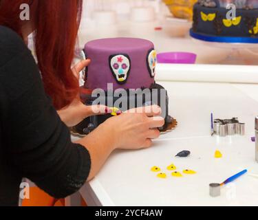 Konditorstunde, Arbeiten an den Figuren von Halloween mit Fondant- oder Zuckerpaste Stockfoto