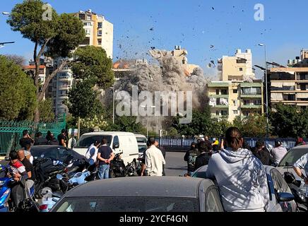 Beirut, Libanon. Oktober 2024. Nach einem israelischen Luftangriff im südlichen Vorort Beirut, Libanon, am 22. Oktober 2024, strömt Rauch aus einem Gebäude. Die Zahl der Todesopfer durch israelische Luftangriffe auf den Libanon seit Beginn des israelisch-Hisbollah-Konflikts hat 2.530 erreicht, mit bis zu 803 Verletzten, so ein Bericht, der am Dienstag von der Katastrophenrisikomanagementeinheit des libanesischen Ministerrats veröffentlicht wurde. Quelle: Bilal Jawich/Xinhua/Alamy Live News Stockfoto