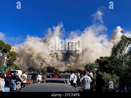 Beirut, Libanon. Oktober 2024. Nach einem israelischen Luftangriff im südlichen Vorort Beirut, Libanon, am 22. Oktober 2024, strömt Rauch aus einem Gebäude. Die Zahl der Todesopfer durch israelische Luftangriffe auf den Libanon seit Beginn des israelisch-Hisbollah-Konflikts hat 2.530 erreicht, mit bis zu 803 Verletzten, so ein Bericht, der am Dienstag von der Katastrophenrisikomanagementeinheit des libanesischen Ministerrats veröffentlicht wurde. Quelle: Bilal Jawich/Xinhua/Alamy Live News Stockfoto