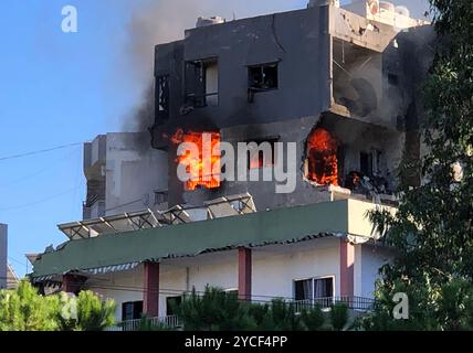 Beirut, Libanon. Oktober 2024. Nach einem israelischen Luftangriff im südlichen Vorort Beirut, Libanon, wurde ein Brand in einem Gebäude am 22. Oktober 2024 beobachtet. Die Zahl der Todesopfer durch israelische Luftangriffe auf den Libanon seit Beginn des israelisch-Hisbollah-Konflikts hat 2.530 erreicht, mit bis zu 803 Verletzten, so ein Bericht, der am Dienstag von der Katastrophenrisikomanagementeinheit des libanesischen Ministerrats veröffentlicht wurde. Quelle: Bilal Jawich/Xinhua/Alamy Live News Stockfoto