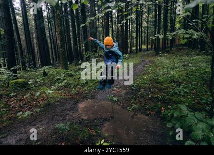 Junge im Wald Stockfoto