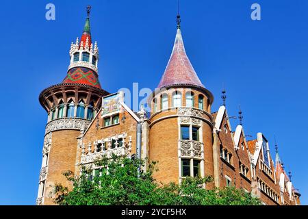 Сasa Serra (Gebäude mit Türmen) im Zentrum von Barcelona, Kataloniens, Spanien. Stockfoto