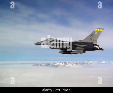 Lieutenant Col. Todd Robbins, ein Pilot der 421st Fighter Squadron, manövriert einen F-16C Fighting Falken zu einem lokalen Trainingsgelände für Grundkämpfe Stockfoto