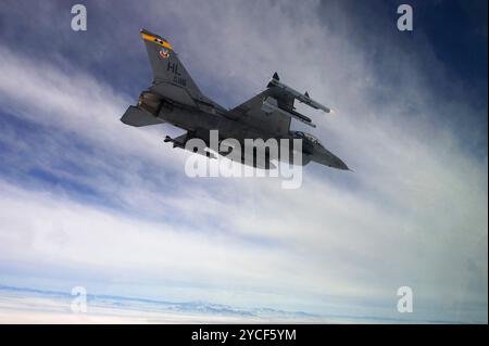 Lieutenant Col. Todd Robbins, ein Pilot der 421st Fighter Squadron, manövriert einen F-16C Fighting Falken zu einem lokalen Trainingsgelände für Grundkämpfe Stockfoto