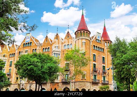 Сasa Serra (Gebäude mit Türmen) im Zentrum von Barcelona, Kataloniens, Spanien. Stockfoto
