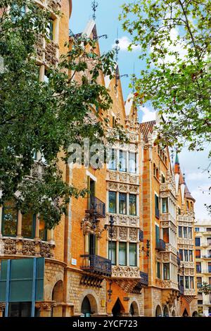 Сasa Serra (Gebäude mit Türmen) im Zentrum von Barcelona, Kataloniens, Spanien. Stockfoto