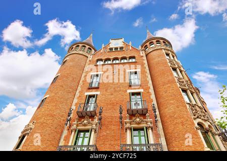 Сasa Serra (Gebäude mit Türmen) im Zentrum von Barcelona, Kataloniens, Spanien. Stockfoto