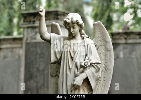 Statue einer trauernden Engelsfigur im Taman Prasasti Museum (Museum des Gedenksteinparks) in Jakarta, Indonesien. Stockfoto