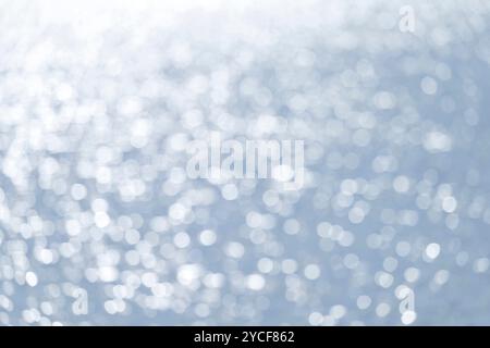 Am Meer, Lichtreflexionen auf der Wasseroberfläche, Unschärfe, Deutschland Stockfoto