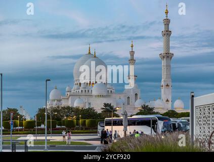 Touristen fotografieren die Moschee, Scheich Zayed Moschee, große Moschee, Abu Dhabi, Vereinigte Arabische Emirate, Asien Stockfoto