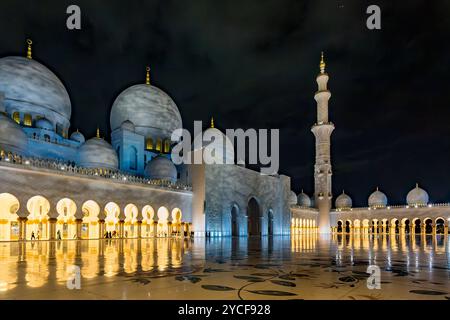 Innenhof, Scheich-Zayed-Moschee, Abendbeleuchtung, große Moschee, Abu Dhabi, Vereinigte Arabische Emirate, Asien Stockfoto