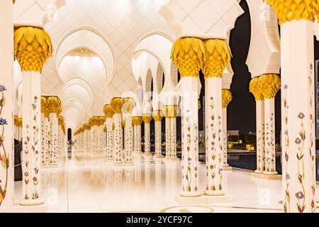 Dekorierte Säulen, Kolonnade, Scheich-Zayed-Moschee, Abendbeleuchtung, große Moschee, Abu Dhabi, Vereinigte Arabische Emirate, Asien Stockfoto