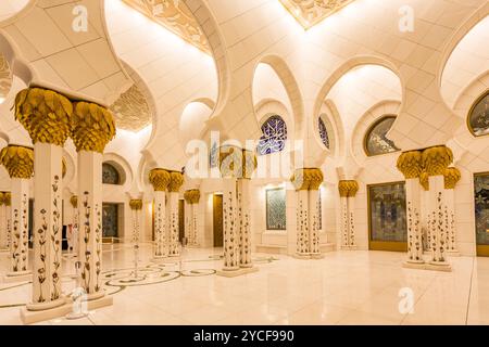 Dekorierte Säulen, Kolonnade, Scheich-Zayed-Moschee, Abendbeleuchtung, große Moschee, Abu Dhabi, Vereinigte Arabische Emirate, Asien Stockfoto