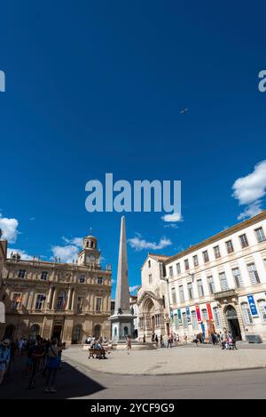 Place de la Republique mit Obelisken, dahinter Rathaus Hotel del Ville, auf der rechten Kirche Eglise Saint-Trophime, Arles, Provence-Alpes-Cote d'Azur, Frankreich Stockfoto