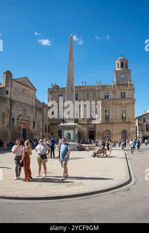 Place de la Republique mit Obelisken, dahinter Rathaus Hotel del Ville, auf der rechten Kirche Eglise Saint-Trophime, Arles, Provence-Alpes-Cote d'Azur, Frankreich Stockfoto