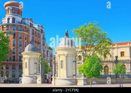 Madrid, Spanien - Juni 05, 2017: Überqueren Sie die Straße Calle Claudio Moyano und Calle Dr. Velasco, in der Nähe des Retiro Park. (Parque de El Retiro). Stockfoto