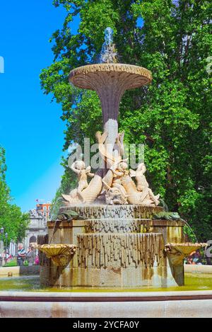 Brunnen Galapagos (Fuente de los Galqapagos) in Buen Retiro Park - die größte und schönste der Madrider Parks. Spanien. Stockfoto