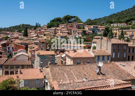 Blick auf das malerische Dorf Bormes-les-Mimosas, Provence-Alpes-Cote d'Azur, Frankreich Stockfoto