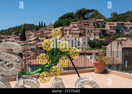 Blick auf das malerische Dorf Bormes-les-Mimosas, Provence-Alpes-Cote d'Azur, Frankreich Stockfoto