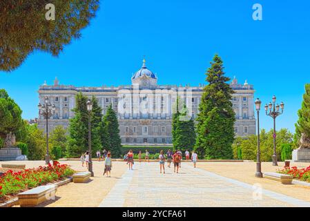 Madrid, Spanien - Juni 05,2017: Sabatini Gärten (Jardines De Sabatini) und Gebäude der Royal Palace in Madrid, Spanien. Stockfoto