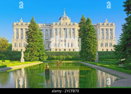 Madrid, Spanien - Juni 06, 2017: Sabatini Gärten (Jardines De Sabatini) und Gebäude der Royal Palace in Madrid, Spanien. Stockfoto