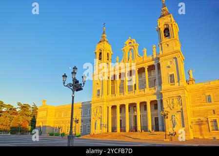 Madrid, Spanien - Juni 06, 2017: Almudena Kathedrale (Catedral de Santa Maria La Real de la Almudena) auf der gegenüberliegenden Seite der Royal Palace in Madrid. Stockfoto