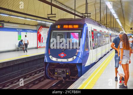 Madrid, Spanien - Juni 06, 2017: Die U-Bahn in der Nähe der U-Bahn von Madrid Metro mit Leuten auf Station. Stockfoto