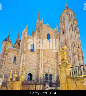 Segovia, Spanien - Juni 07, 2017: Landschaft der Kathedrale von Segovia, Altstadt von Segovia und die Aquädukt Weltkulturerbe erklärt wurden durch UNES Stockfoto