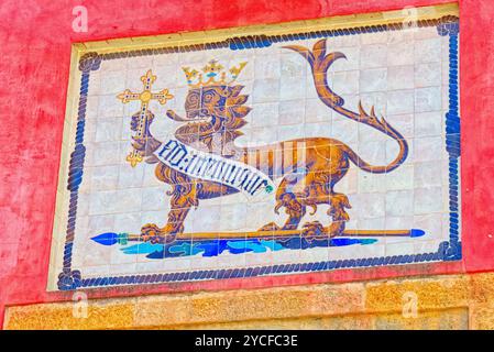 Sevilla, Spanien - 08. Juni 2017 : Bild von Mosaic Keramik-Platten aus farbigen Fliesen an den Wänden des Hauses in Sevilla. Spanien. Stockfoto