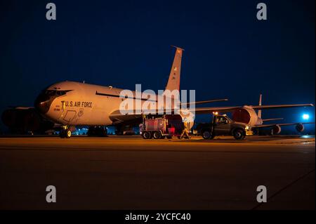 Ein Crewchef mit dem 121st Air Betanking inspiziert am 20. Oktober 202 einen KC-135 Stratotanker auf der Rickenbacker Air National Guard Base in Columbus, Ohio Stockfoto