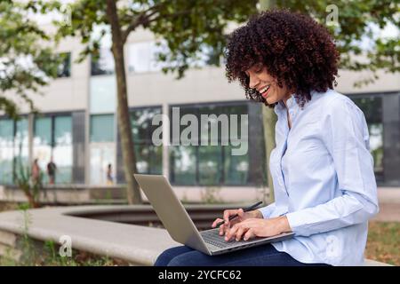 Unternehmerin, die per Fernzugriff auf einem Laptop arbeitet Stockfoto