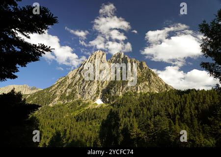 Das Gebirge der Els Encantats im Nationalpark Aigüestortes i Estany de Sant Maurici, Katalonien, Spanien, Europa Stockfoto